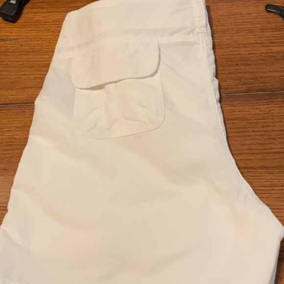 Gently used white lightweight  shorts by Bimini Bay outfitters size 6 ladies - Picture 2 of 3